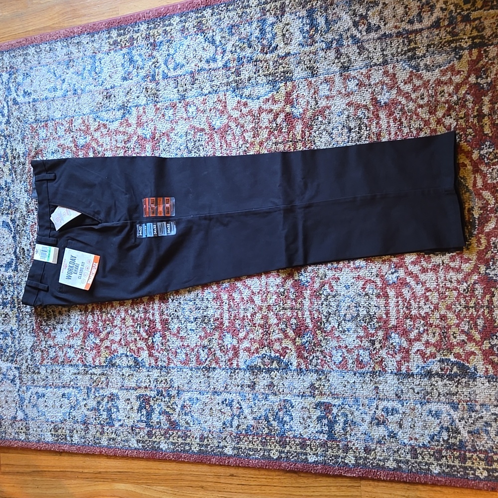 Men's Dockers 34x32 black khaki classic fit pants NEW